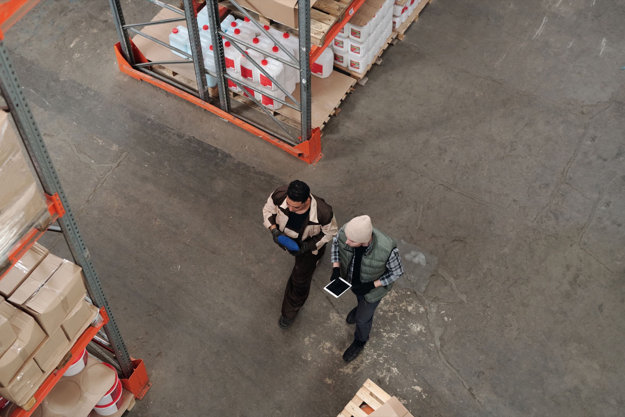 Responsables coordinando inventario con una tablet en un almacén