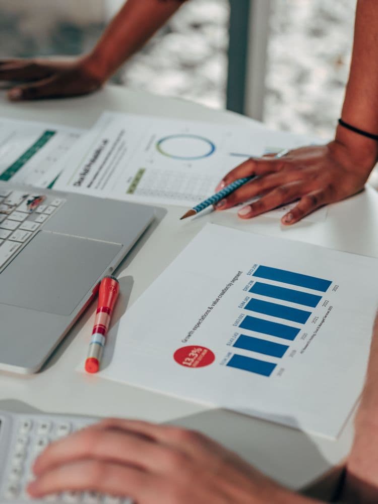 Equipo de trabajo analizando procesos y decisiones en una oficina