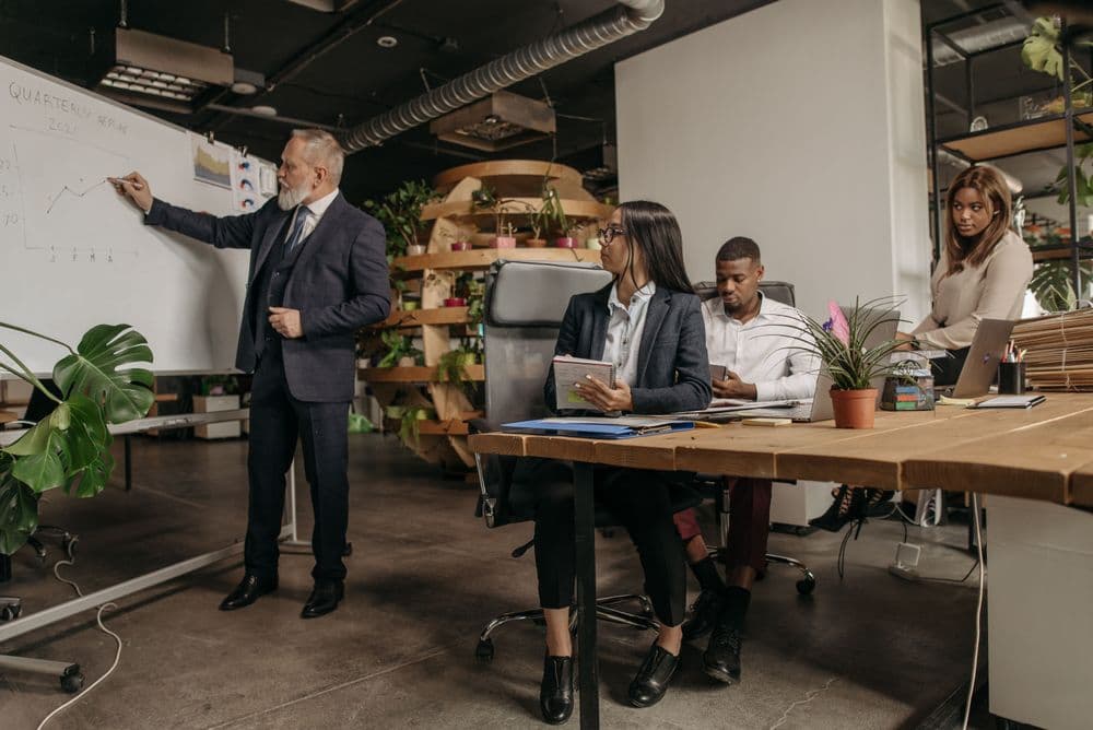 Equipo directivo trabajando sobre una estrategia
